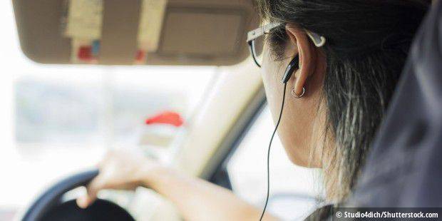 Badanie: tak niebezpieczne są słuchawki w ruchu ulicznym